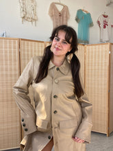 Load image into Gallery viewer, button leather trench