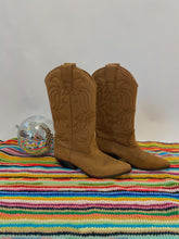 Load image into Gallery viewer, brown vintage cowboy boots